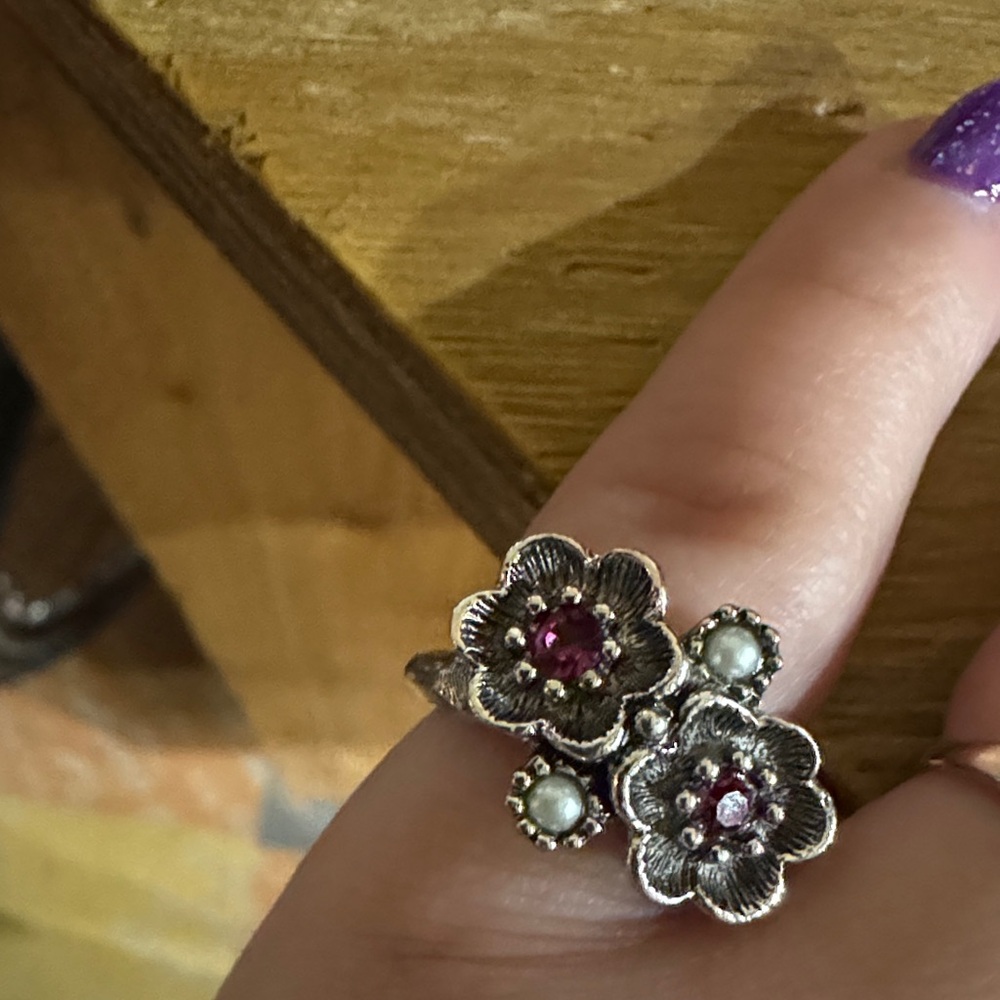 Consignment item… 
Floral Silver and Pink Ring
